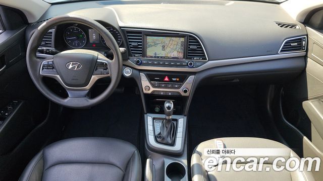 Hyundai AVANTE 2017 — photo 10