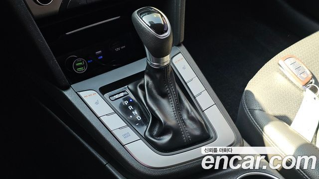 Hyundai AVANTE 2017 — photo 12