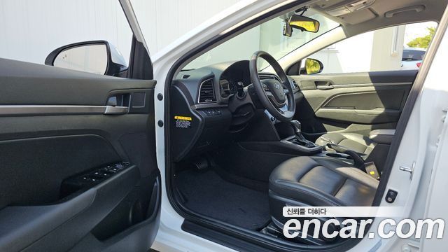Hyundai AVANTE 2017 — photo 13