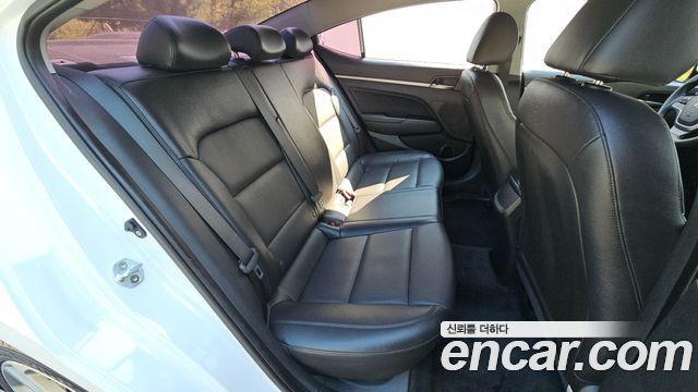 Hyundai AVANTE 2017 — photo 17