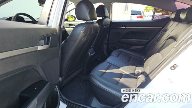 Hyundai AVANTE 2017 — photo 18