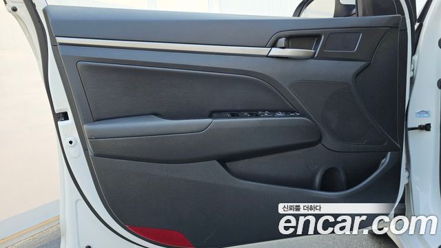 Hyundai AVANTE 2017 — photo 14