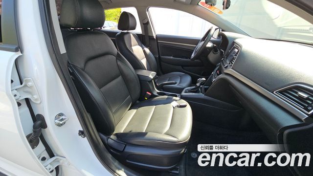 Hyundai AVANTE 2017 — photo 16