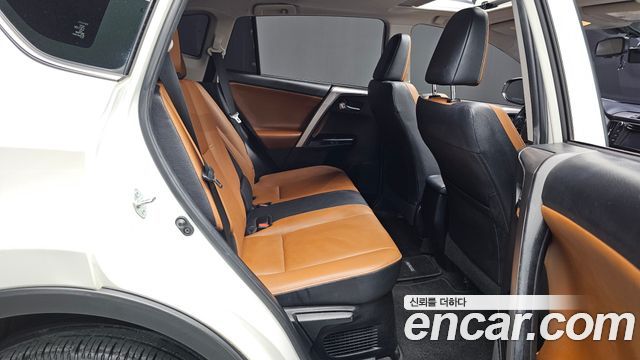 Toyota RAV4 2017 — photo 17