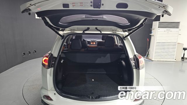 Toyota RAV4 2017 — photo 26