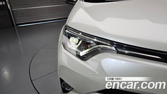 Toyota RAV4 2017 — photo 8