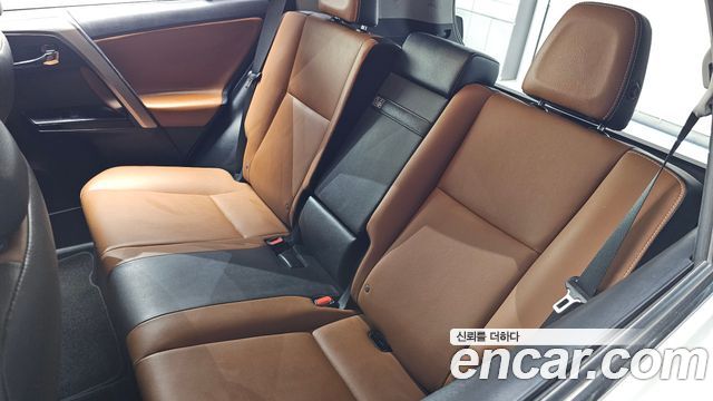 Toyota RAV4 2017 — photo 30