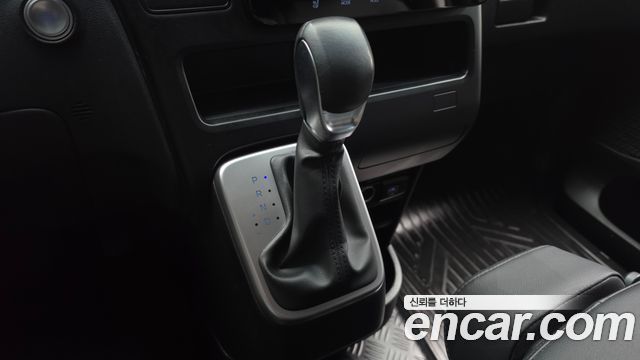 Hyundai Staria 2025 — photo 9