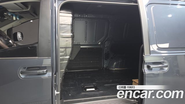 Hyundai Staria 2025 — photo 11