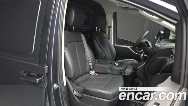 Hyundai Staria 2025 — photo 12