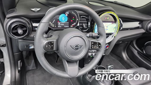 Mini Cooper Convertible 2024 — photo 18