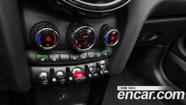 Mini Cooper Convertible 2024 — photo 22