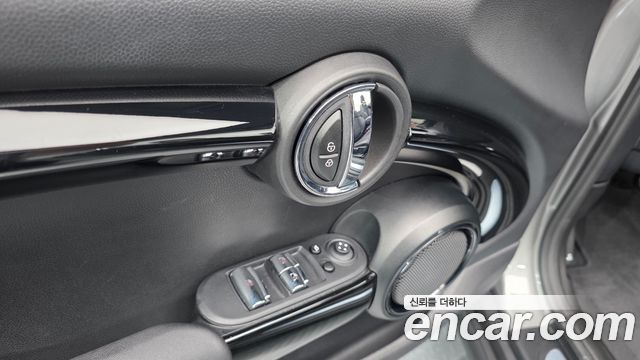 Mini Cooper Convertible 2024 — photo 26