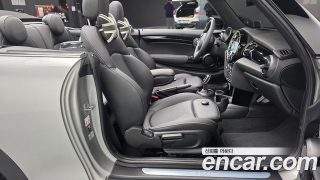 Mini Cooper Convertible 2024 — photo 16