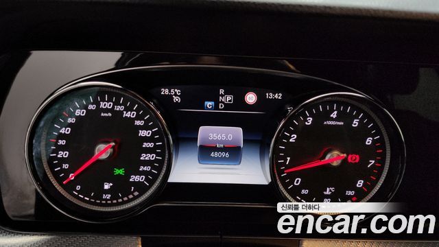 Mercedes-Benz E-Class 2020 — photo 11