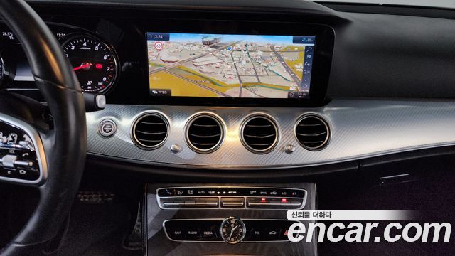 Mercedes-Benz E-Class 2020 — photo 18