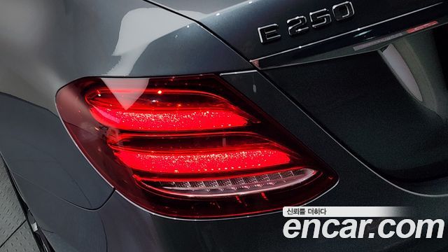 Mercedes-Benz E-Class 2020 — photo 9