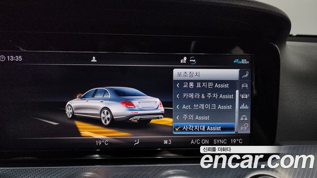 Mercedes-Benz E-Class 2020 — photo 31