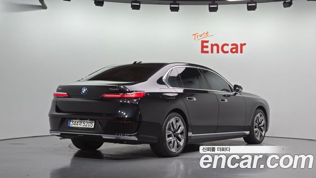 BMW 7-Series 2023 — photo 2