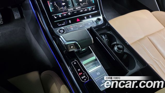 Audi A8 2022 — photo 9