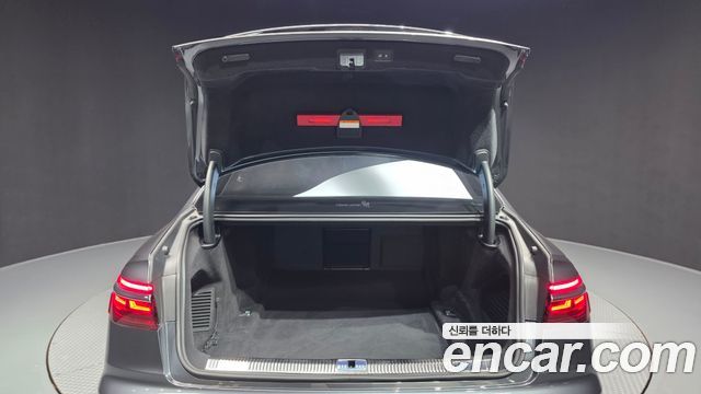 Audi A8 2022 — photo 20