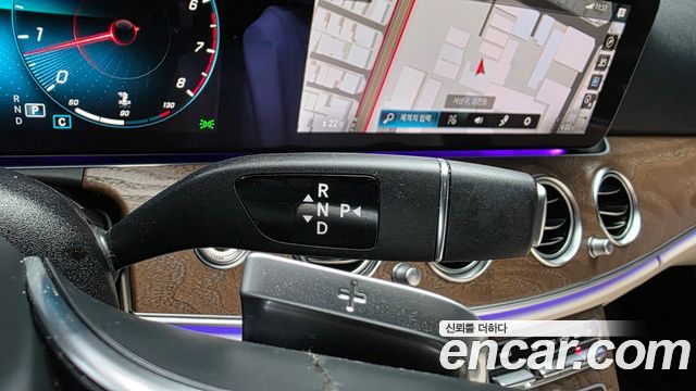 Mercedes-Benz E-Class 2023 — photo 12
