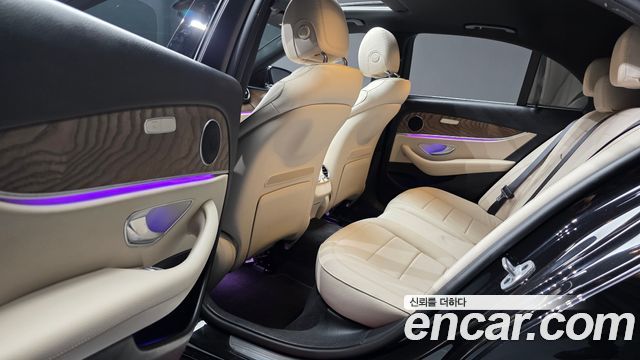 Mercedes-Benz E-Class 2023 — photo 18
