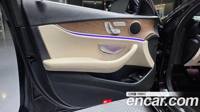 Mercedes-Benz E-Class 2023 — photo 14