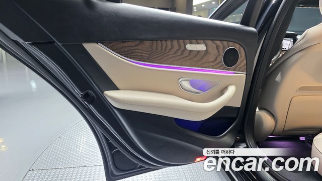 Mercedes-Benz E-Class 2023 — photo 15