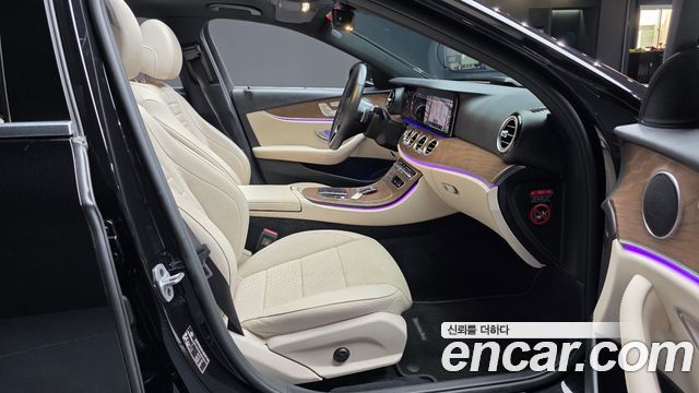 Mercedes-Benz E-Class 2023 — photo 16