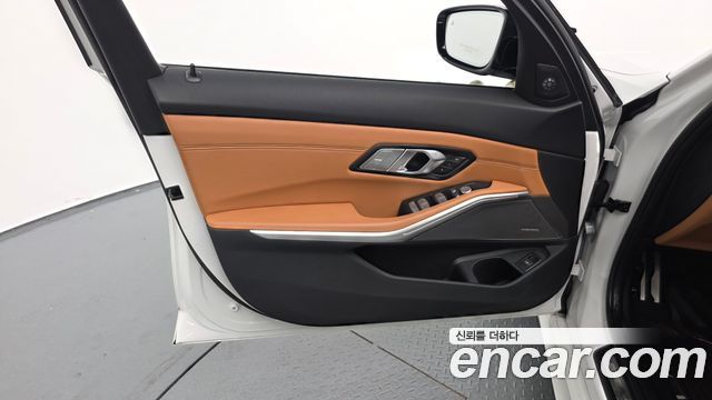 BMW 3-Series 2023 — photo 14