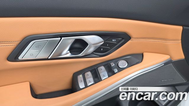 BMW 3-Series 2023 — photo 29