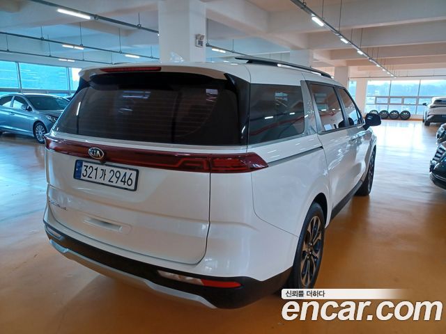 Kia Canival 2021 — photo 4