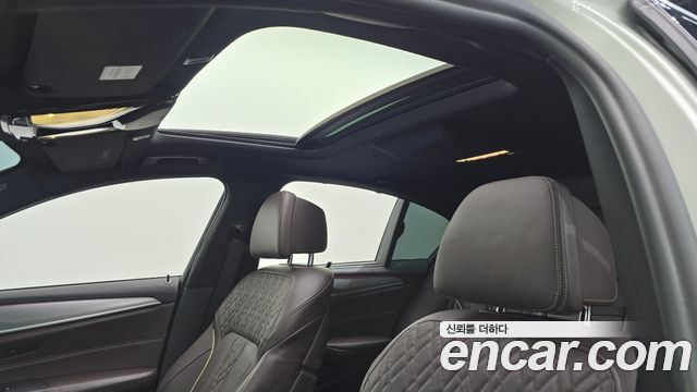 BMW 5-Series 2018 — photo 16
