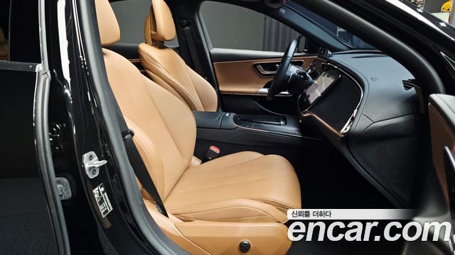 Mercedes-Benz E-Class 2025 — photo 12