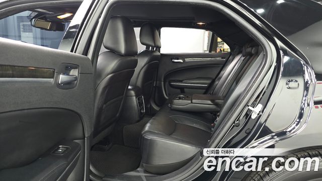 Chrysler 300C 2012 — photo 11