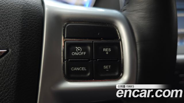 Chrysler 300C 2012 — photo 17