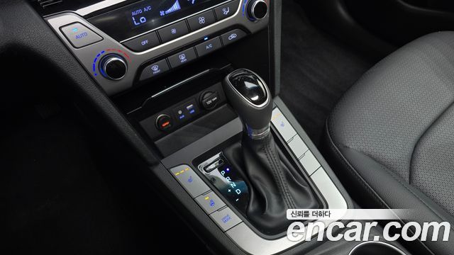Hyundai AVANTE 2017 — photo 12