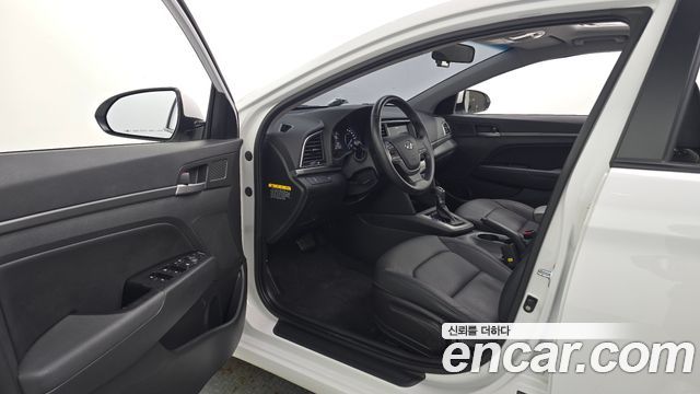 Hyundai AVANTE 2017 — photo 13