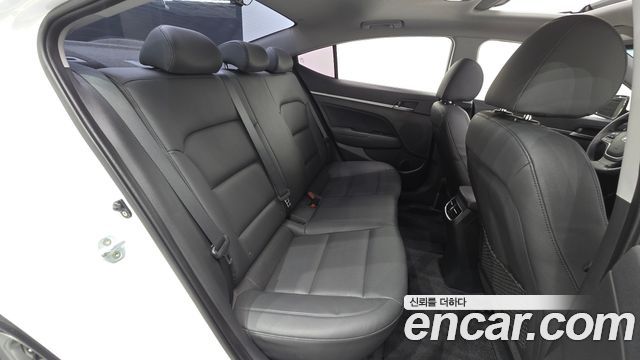 Hyundai AVANTE 2017 — photo 17