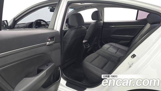 Hyundai AVANTE 2017 — photo 18