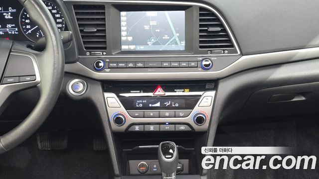 Hyundai AVANTE 2017 — photo 20