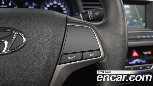 Hyundai AVANTE 2017 — photo 24