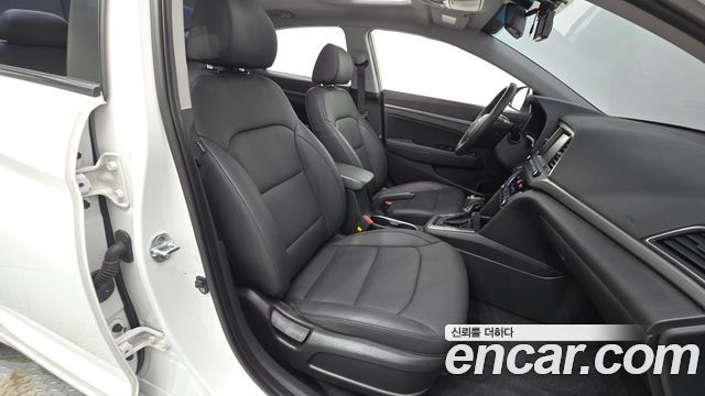 Hyundai AVANTE 2017 — photo 16