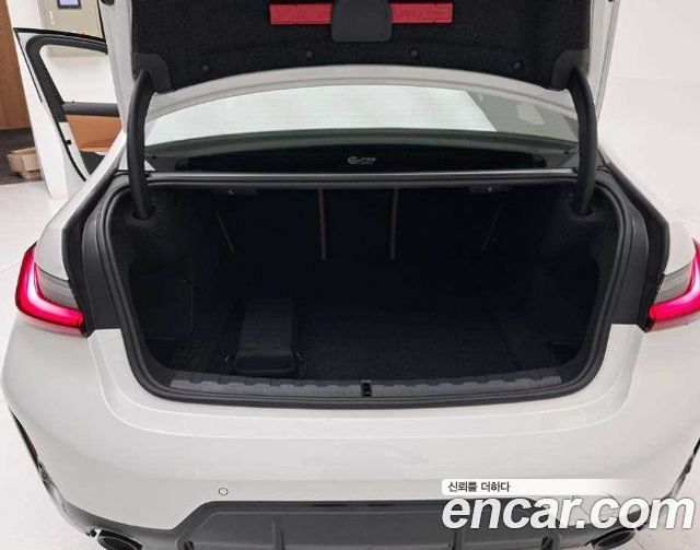 BMW 3-Series 2025 — photo 19