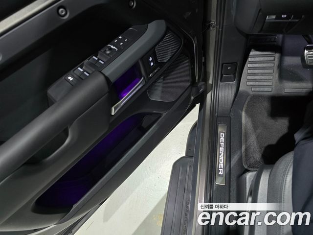 Land Rover Defender 2023 — photo 9