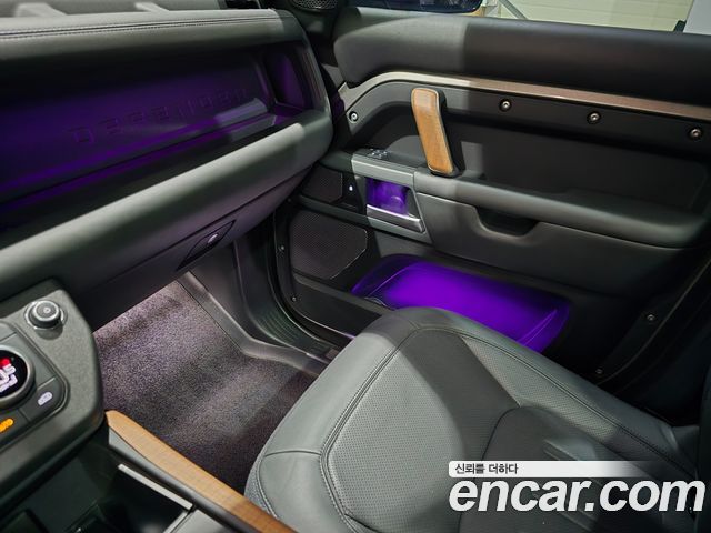 Land Rover Defender 2023 — photo 10