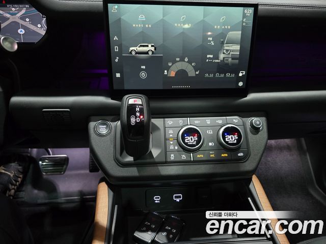 Land Rover Defender 2023 — photo 11
