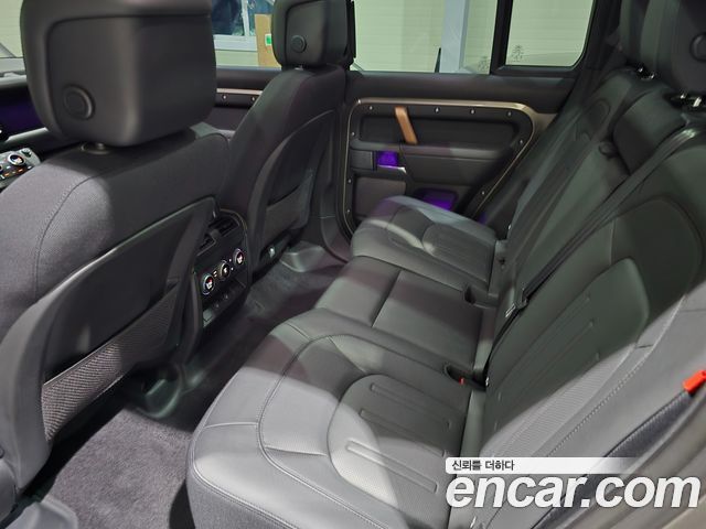 Land Rover Defender 2023 — photo 13
