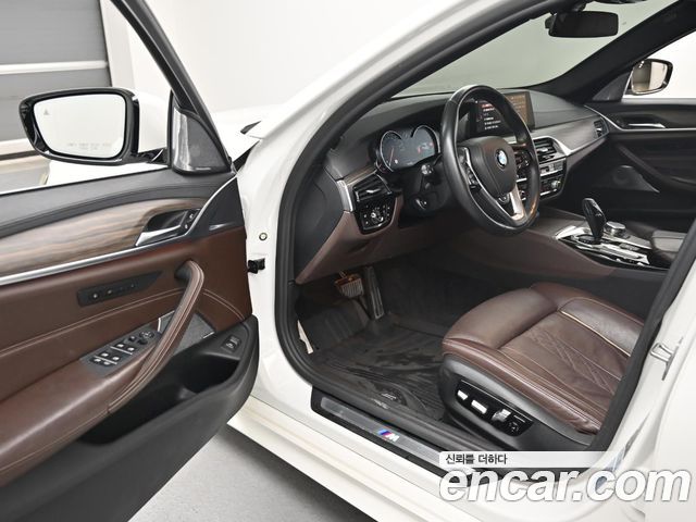 BMW 5-Series 2018 — photo 11